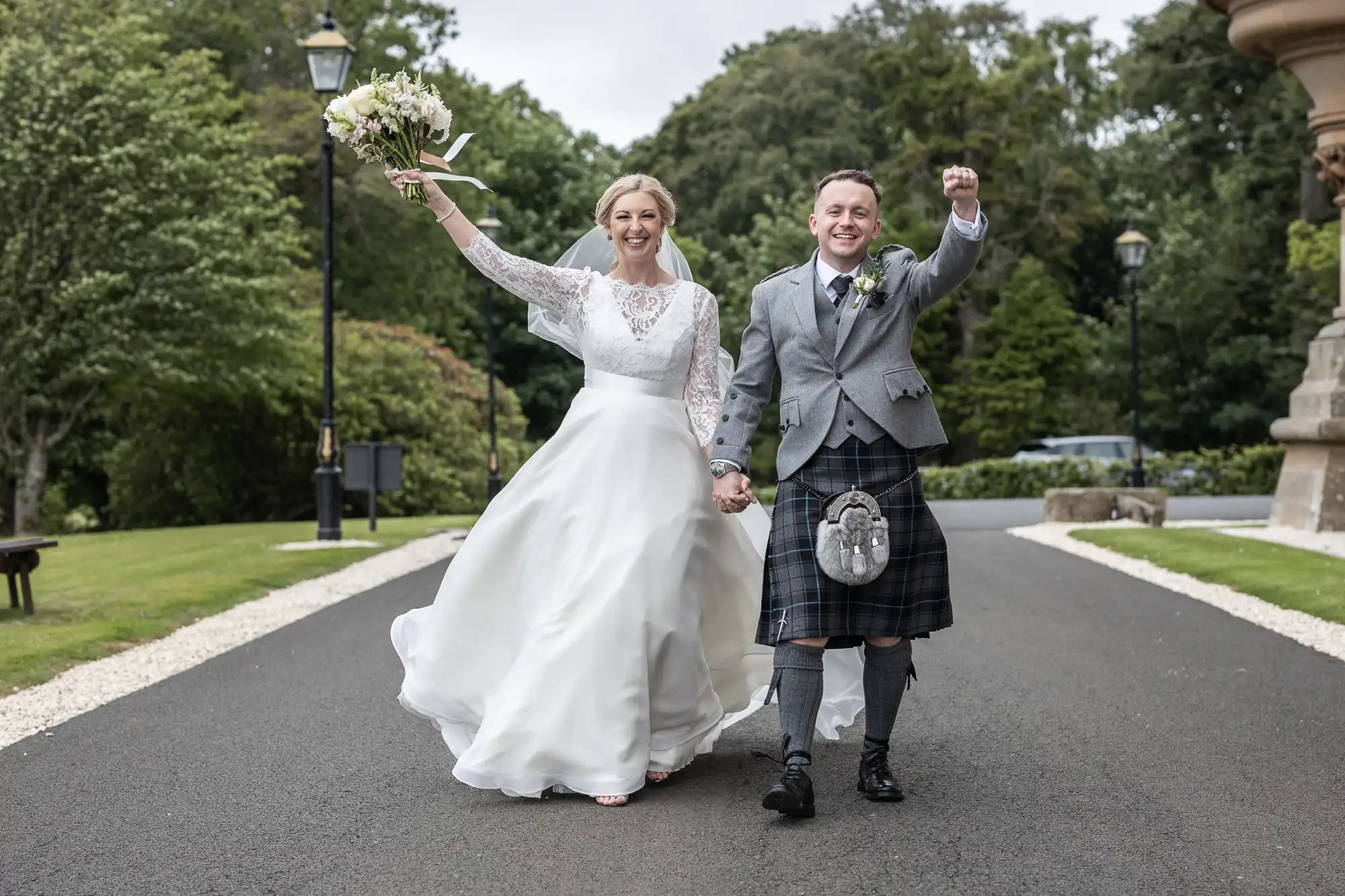 Cornhill Castle wedding photos – Holly and David’s sensational summer showstopper!