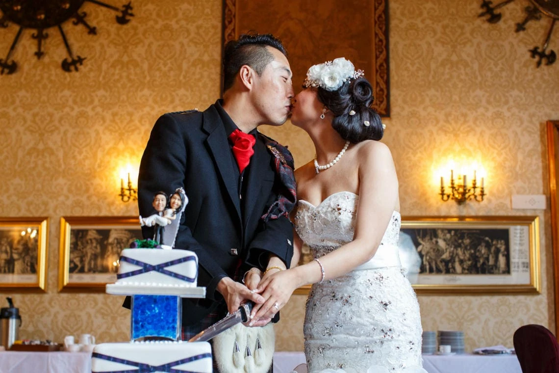 newlyweds cutting the cake in the Sir Alexander Room