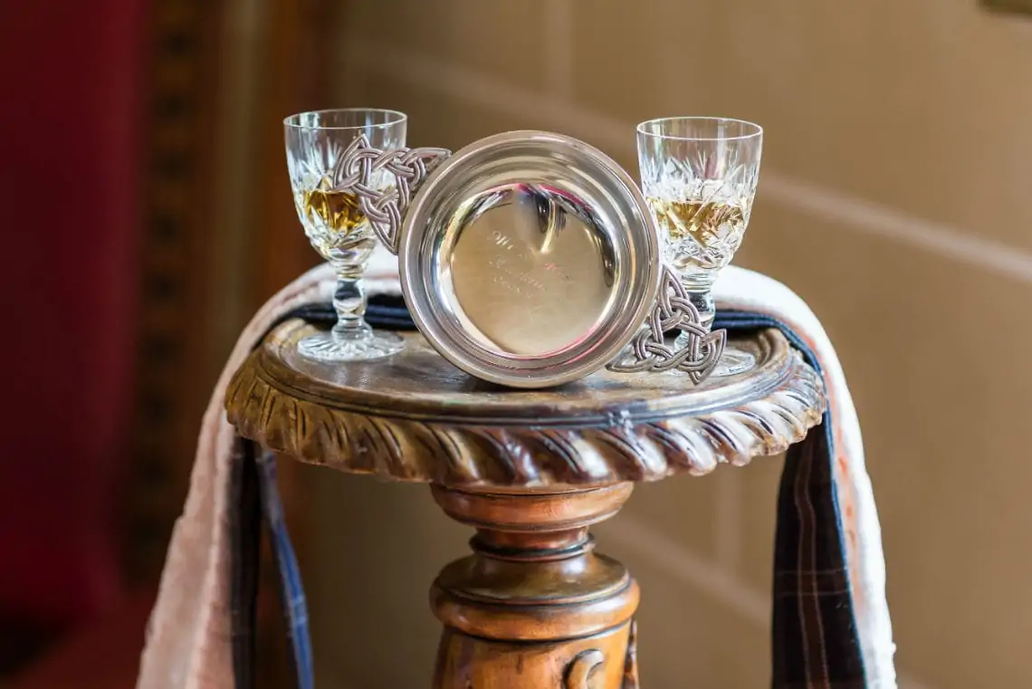 Crystal glasses filled with whiskey in the ceremony room.