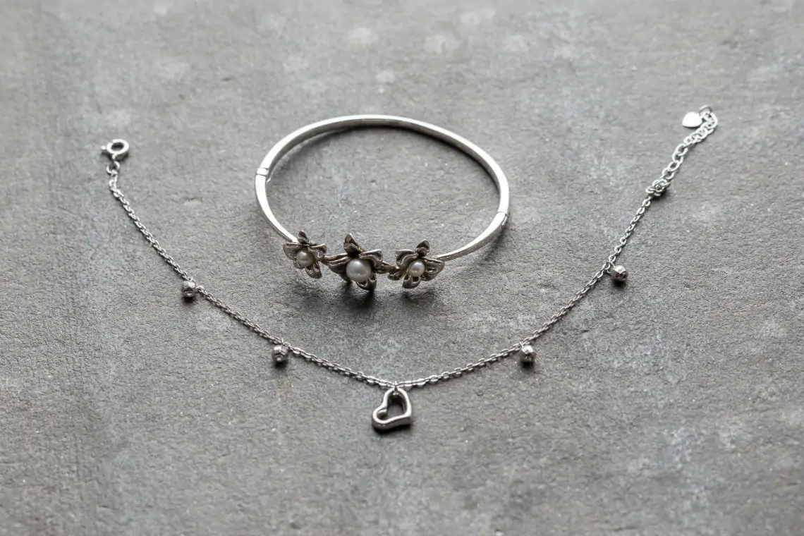 Silver braclet and necklace.