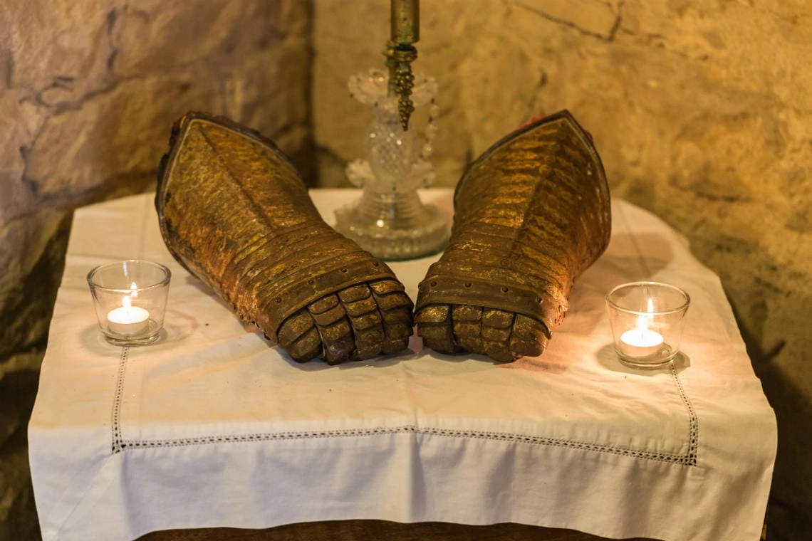 knight's armoured gloves on display on a table in the hallway of the Auld Keep
