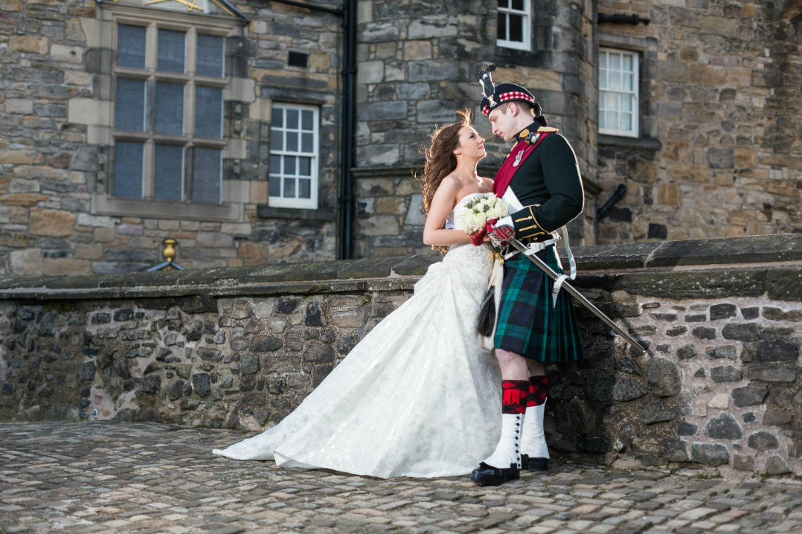 bride and groom at Edinburgh Castle