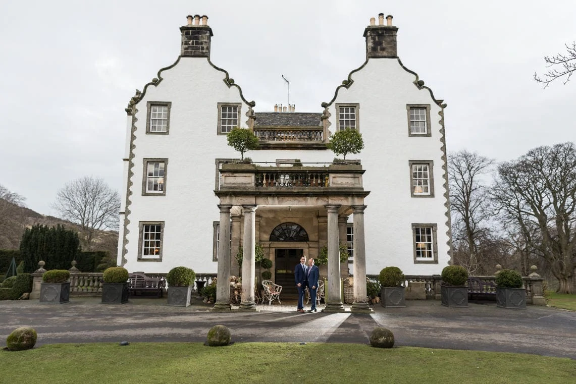 Exterior view of the entrance with two grooms
