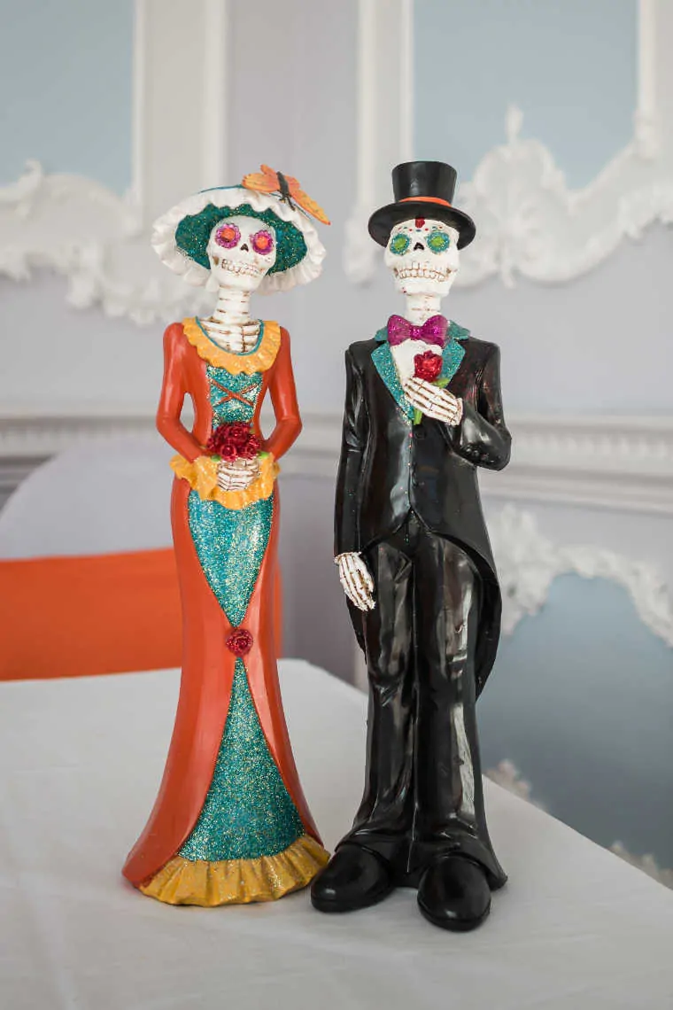 Bride and groom skeleton decorations