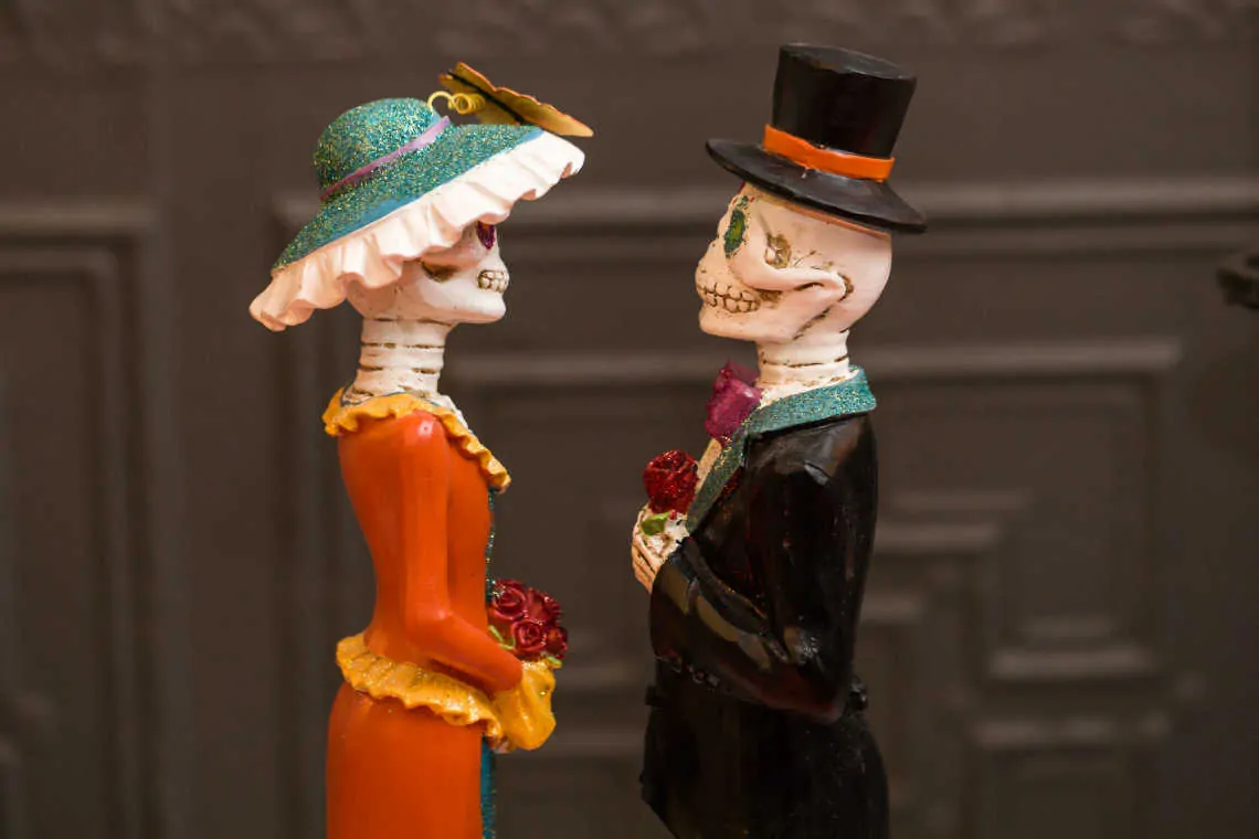 Bride and Groom skeleton decoration