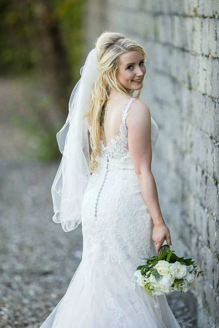 bride pose holding wedding bouquet