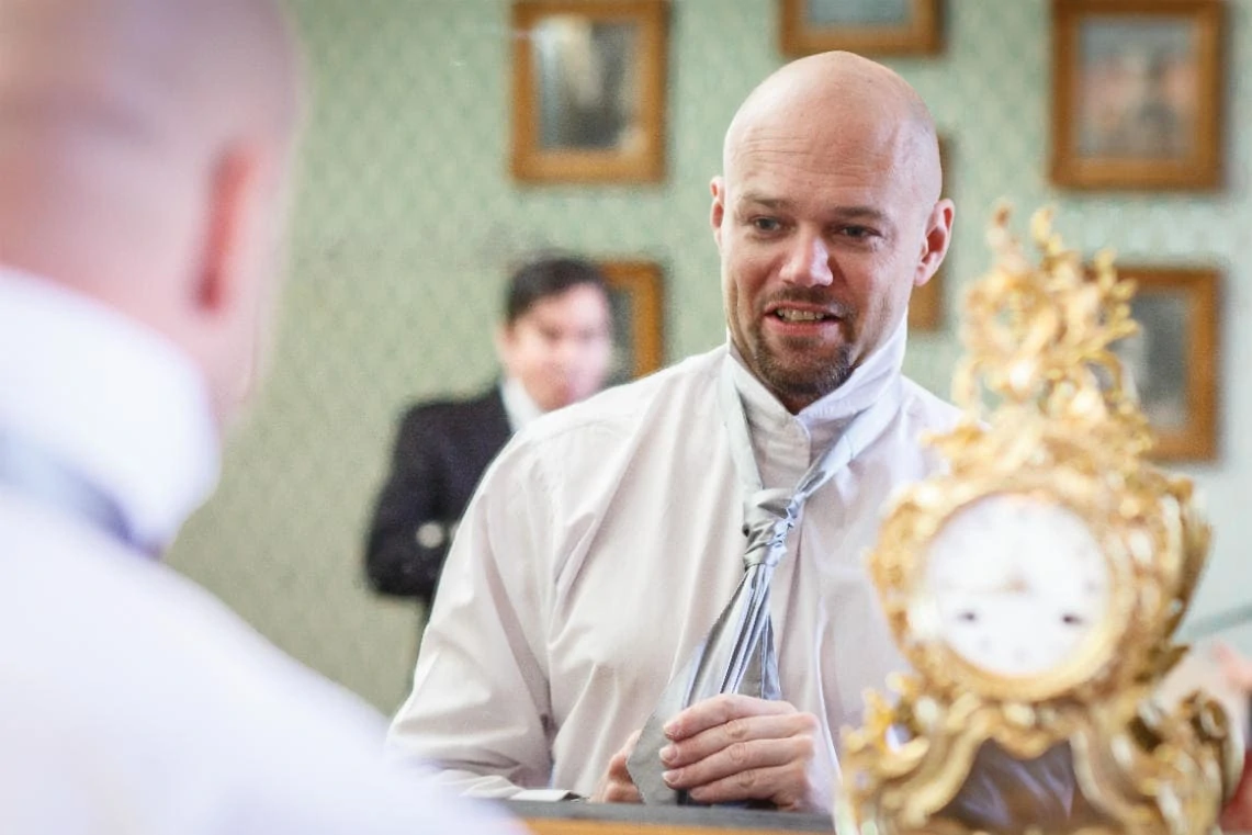 groom puts on his cravat in The Dalwolsey Suite