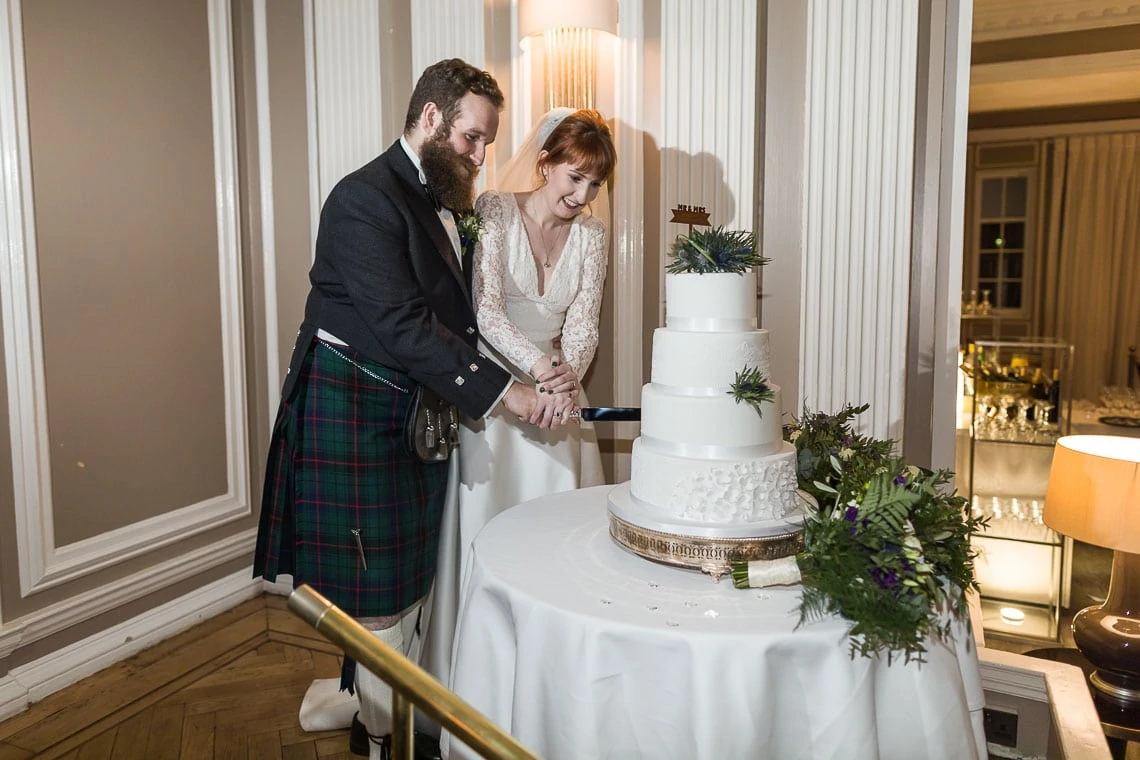 newlyweds cutting their 3D Cakes cake